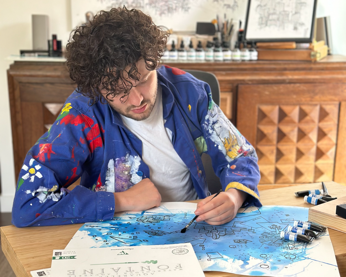 Tristan Alexandre dans son atelier, en train de peindre un Poème Bleu