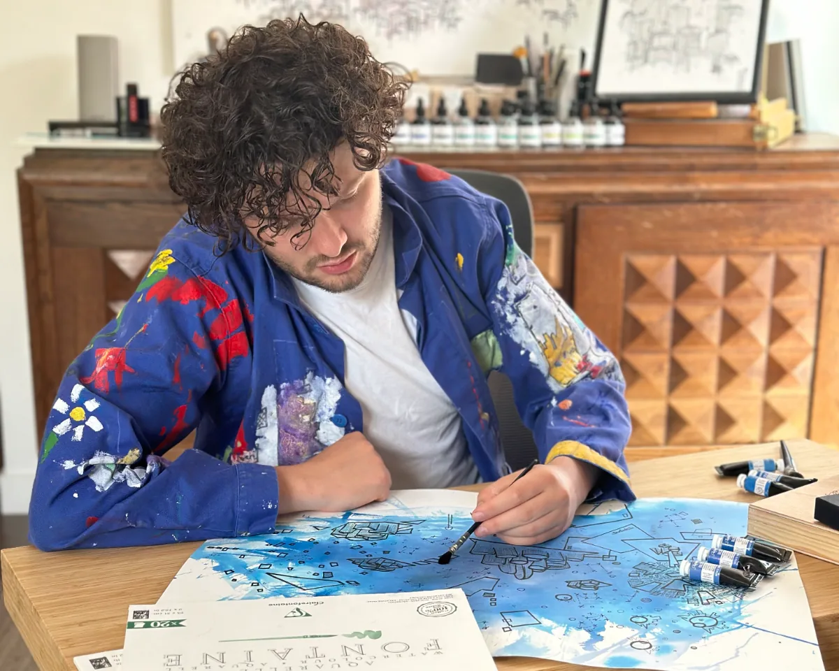 Tristan Alexandre dans son atelier, en train de peindre un Poème Bleu